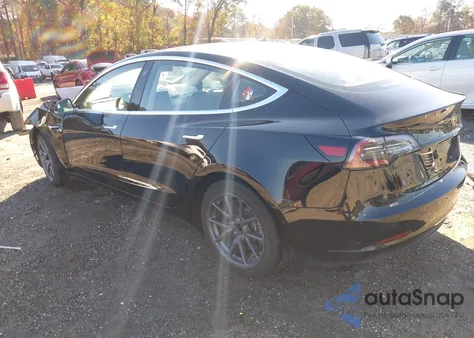 2018 Tesla Model 3 Long Range/Mid Range z USA, uszkodzony, nr VIN 5YJ3E1EA0JF039518